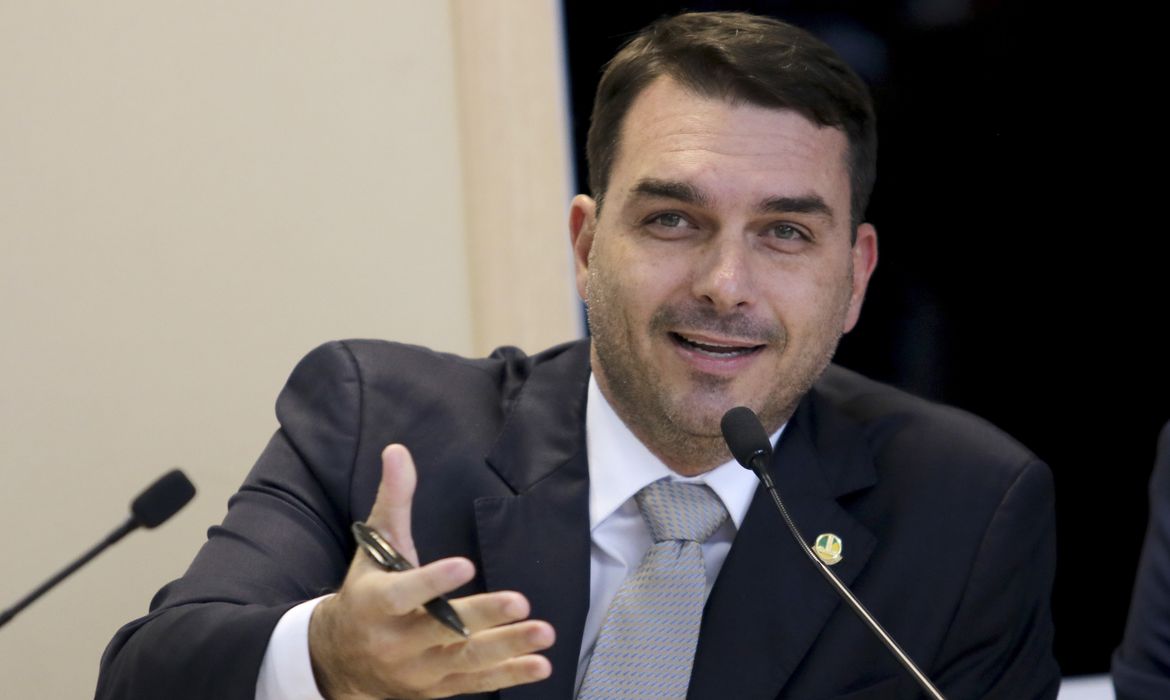 Flávio Bolsonaro ironiza fala de ministro sobre passagens a R$ 200