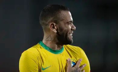 Daniel Alves segue preso após não pagar a fiança 