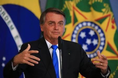 Bolsonaro ficou 2 dias em embaixada para “manter contatos”, diz defesa