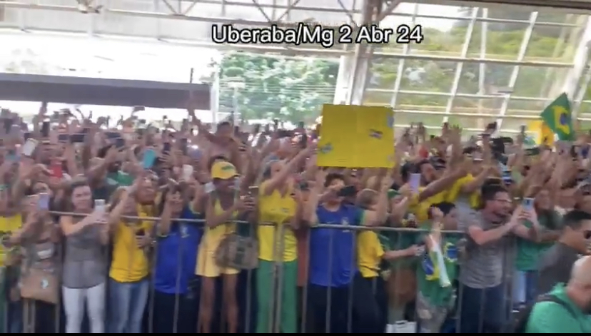 Bolsonaro é ovacionado por apoiadores em Uberaba (MG)