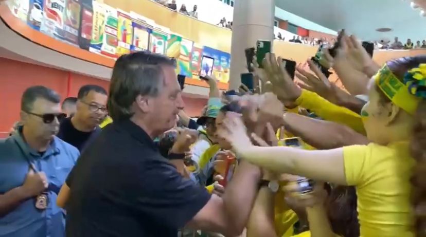 Bolsonaro e Michelle são recebidos por apoiadores em Maceió