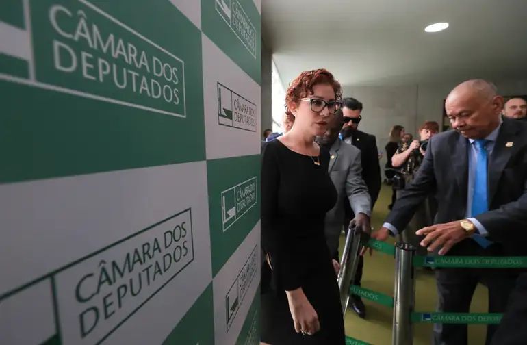 Carla Zambelli denuncia favorecimento político na distribuição de verbas da saúde do governo Lula