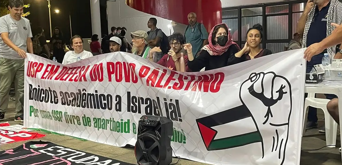 Após dois dias, alunos da USP encerram acampamento pró-Palestina