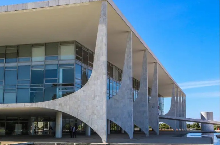 Indígenas fazem protesto e bloqueiam entrada do Palácio do Planalto em Brasília