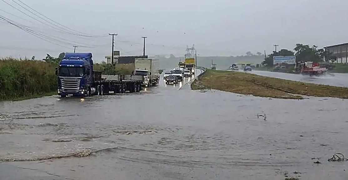 Fortes chuvas atingem casas em Riacho das Almas, Pernambuco