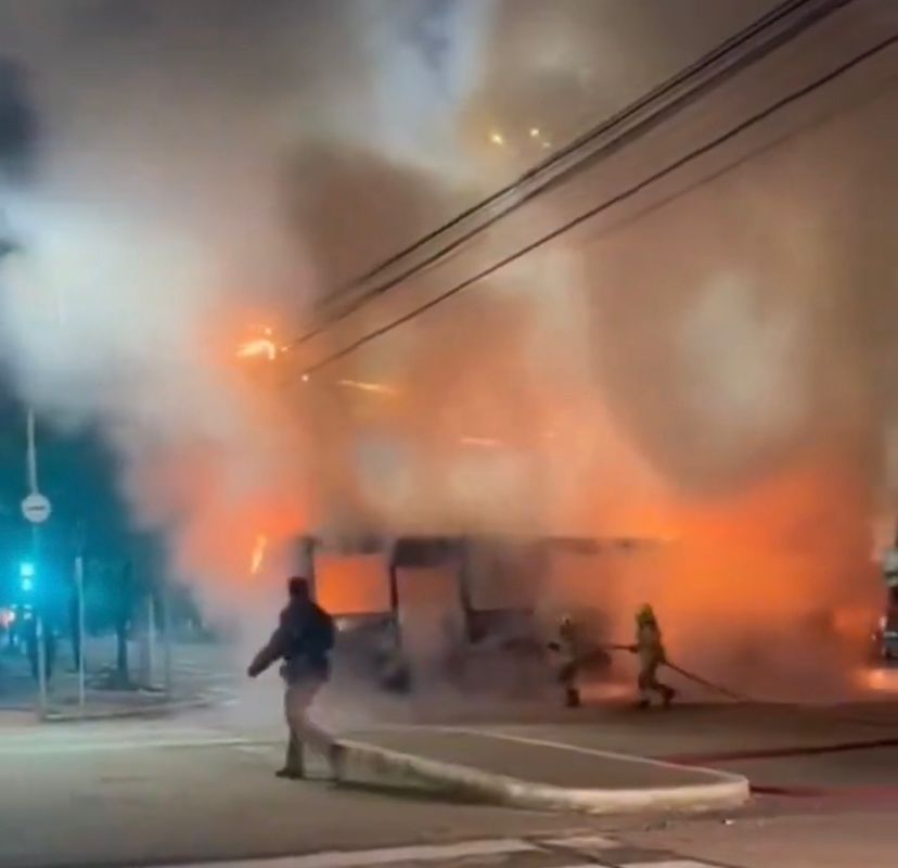 RS: Quadrilha bloqueia rua e incendeia ônibus em Porto Alegre