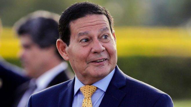 Mourão diz ser “desvio de função” ajudar no socorro direto às vítimas no RS