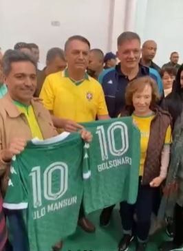Bolsonaro é recebido por apoiadores em Campinas e recebe uma camisa do Guarani  FC