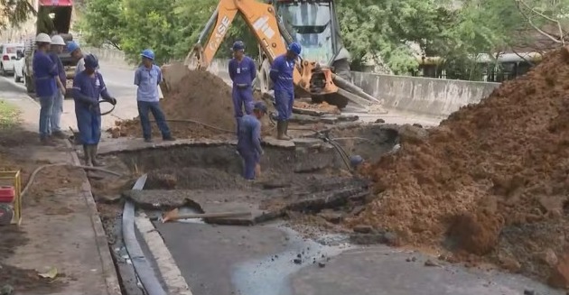 Bairros ficam sem água após abertura de cratera na Via Expressa