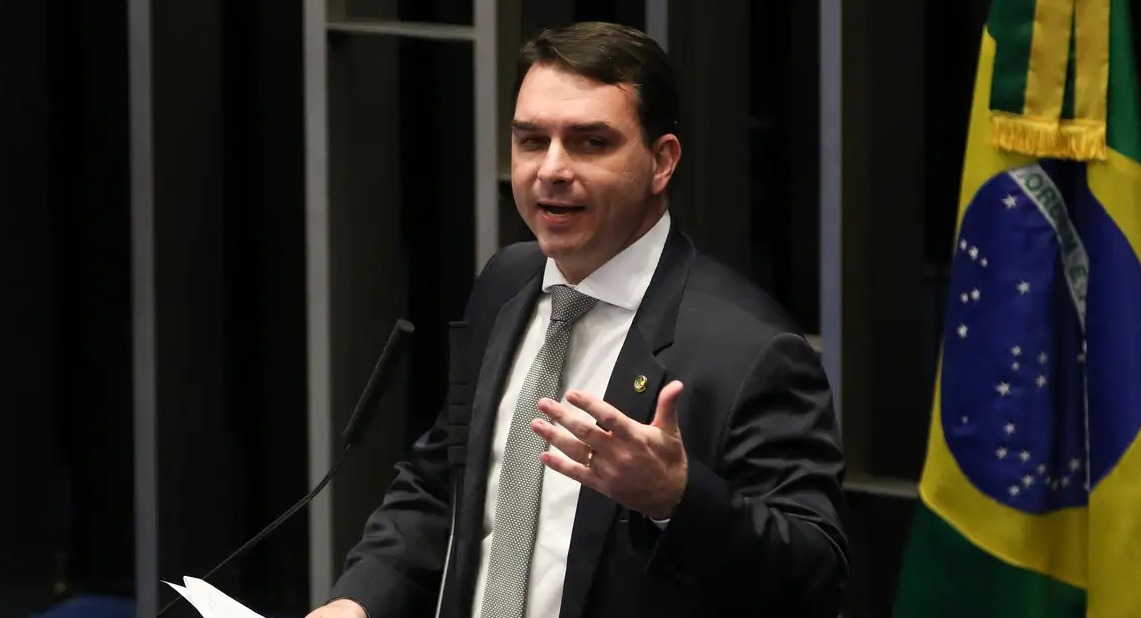 Flávio Bolsonaro diz que praias vão continuar sendo de todos