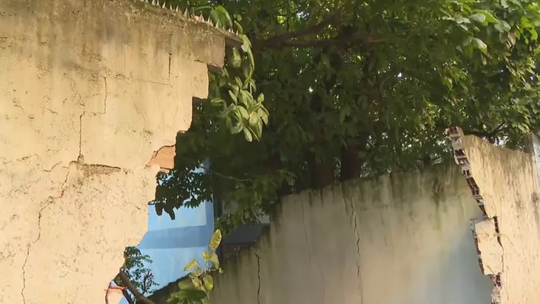 Motorista perde controle de carro e derruba muro de escola em Pernambués