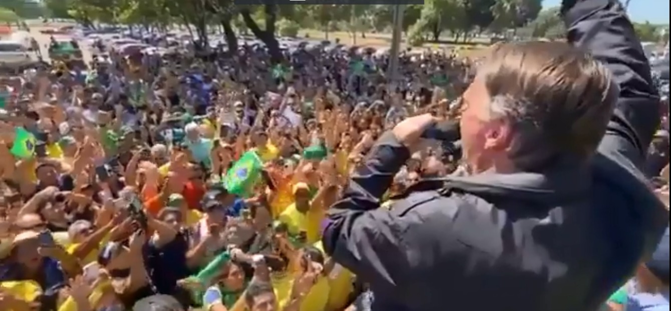 Bolsonaro é recebido por milhares de pessoas na Praça dos Girassóis