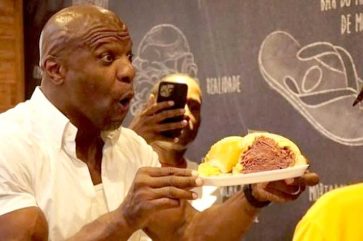 Terry Crews visita o Mercado Municipal de São Paulo e prova famoso sanduíche de mortadela