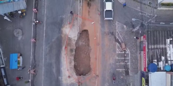 Idosa cai em cratera que abriu em avenida de Vitória da Conquista