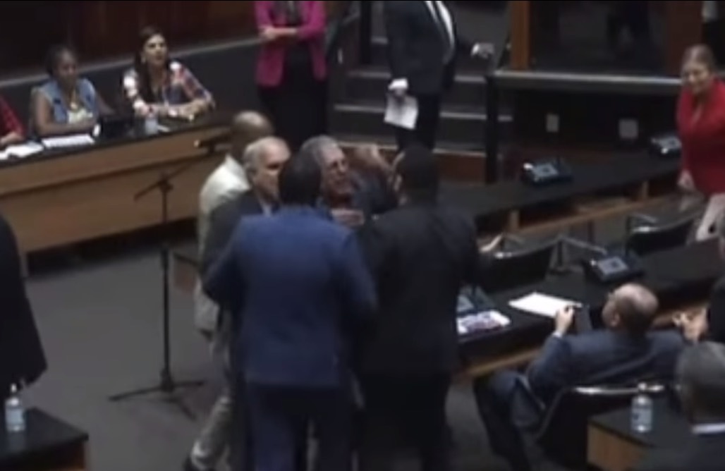 Deputado Diego Castro é agredido por deputado petista, Marcelino Gallo