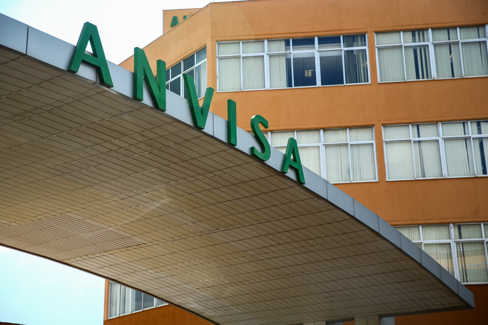 Anvisa proíbe temporariamente venda e uso de produtos à base de fenol