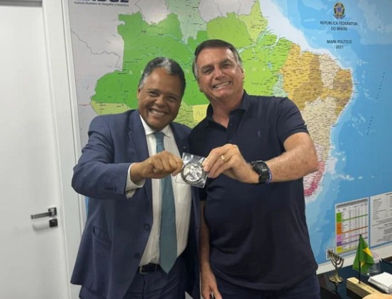 Deputado baiano da base do PT recebe medalha 'imbrochável' de Bolsonaro