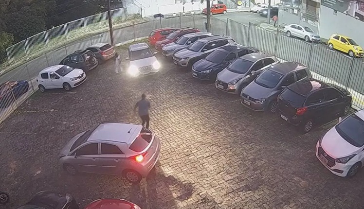 Carro de estudante é roubado no estacionamento da UFBA