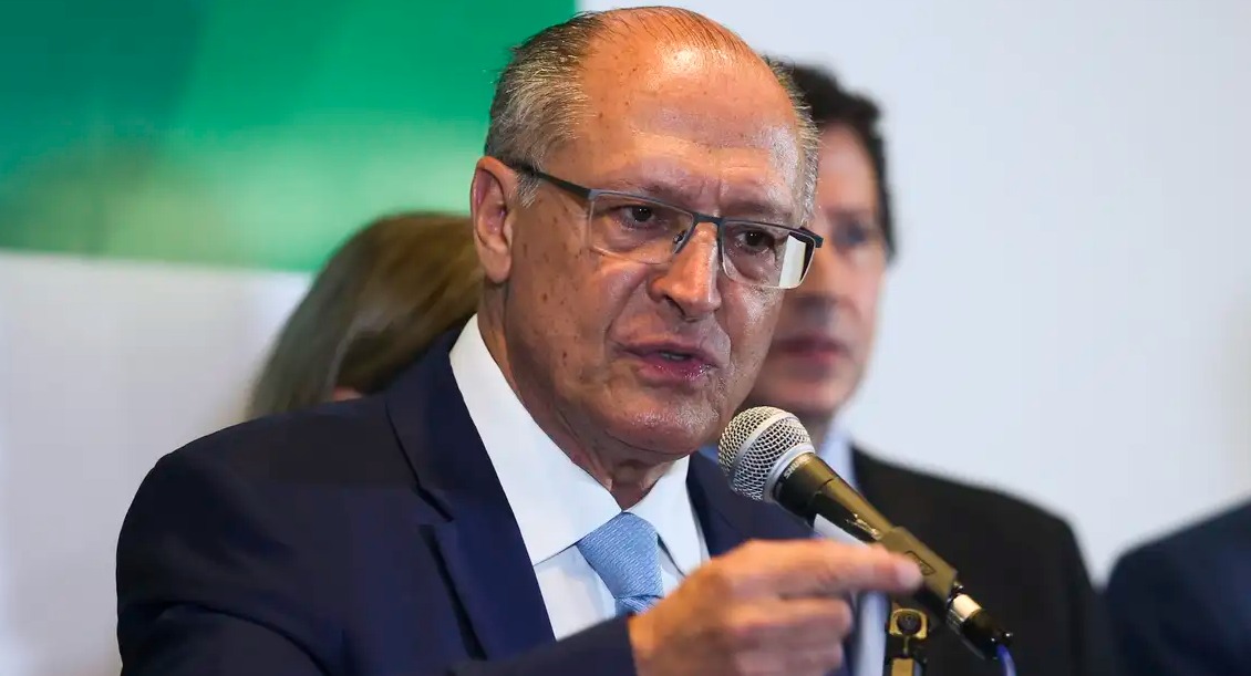 “Mau gosto é assunto dele”, diz Alckmin sobre Milei