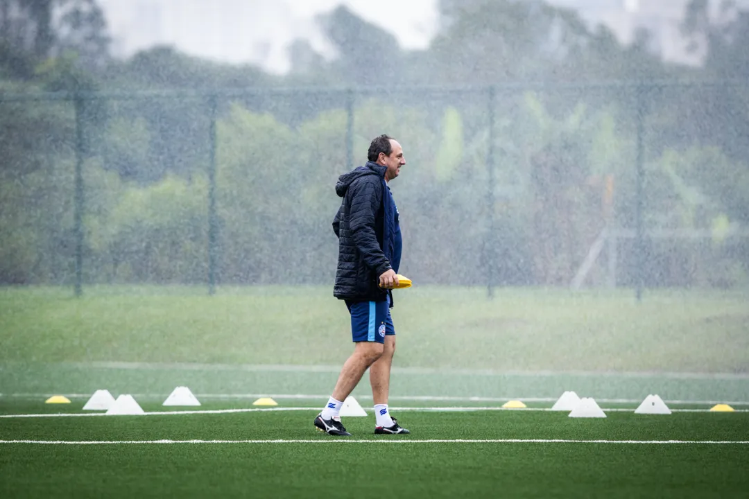 Rogério Ceni relaciona 23 atletas para jogo contra o Athletico-PR