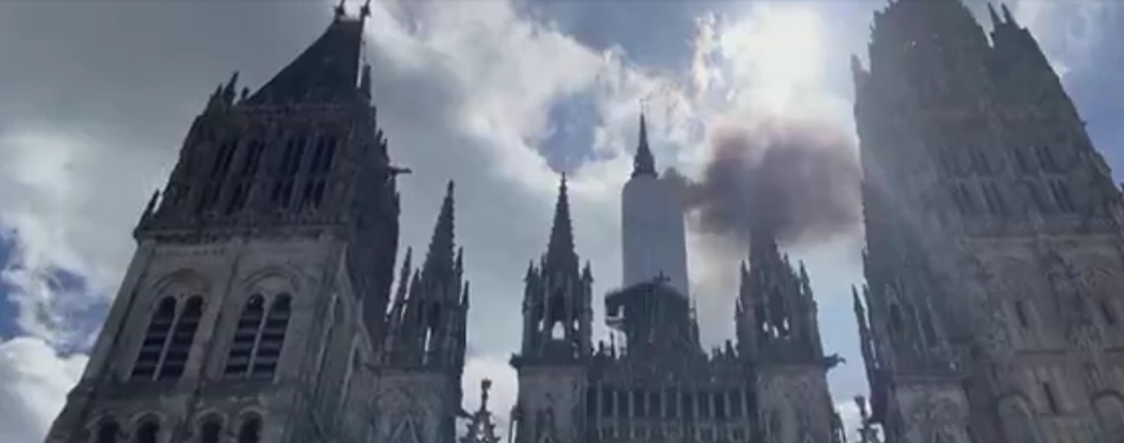 Incêndio atinge torre da catedral de Notre Dame de Rouen, na França