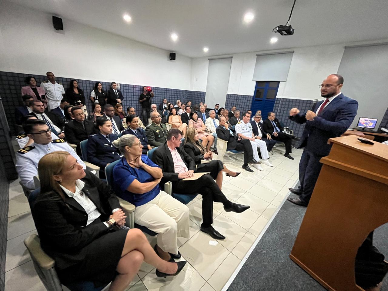 Capitão Alden realiza palestra na Capitania dos Portos