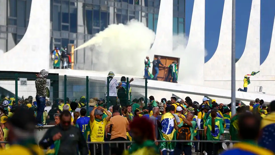 8/1: PGR denuncia mulher que pichou “Perdeu, mané” em estátua do STF