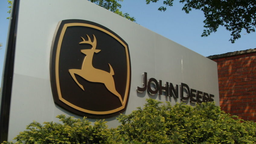 John Deere decide interromper apoio a pautas identitárias