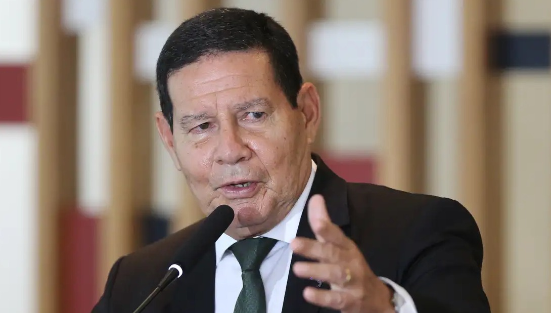 Lula aplaudirá “banho de sangue” prometido por Maduro, diz Mourão