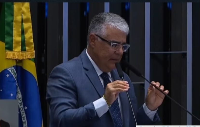 Senadores pedem autorização a Moraes para visitar Filipe Martins