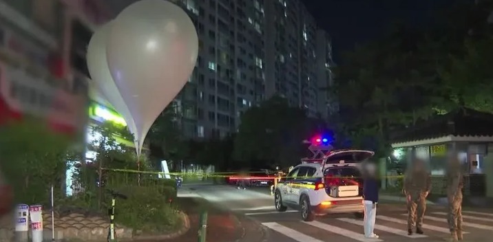 Balões com lixo da Coreia do Norte caem no complexo presidencial na Coreia do Sul