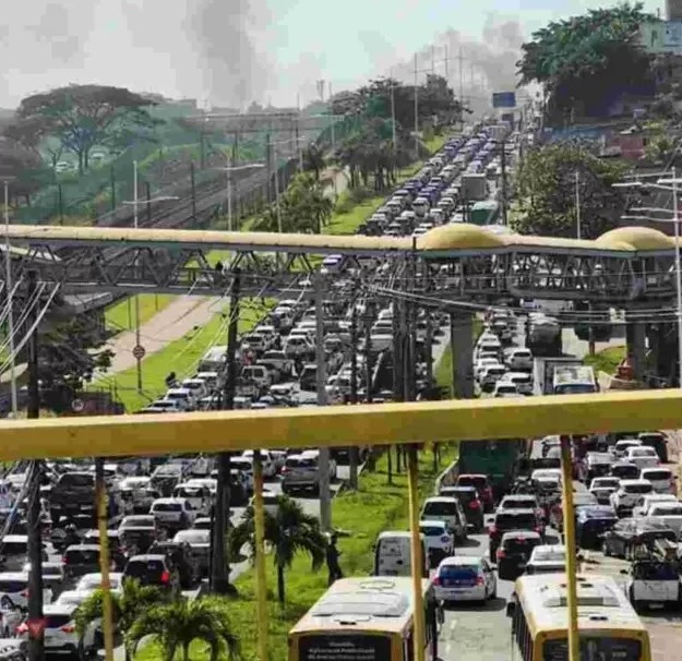 Manifestantes iniciam protesto na av. Paralela e causam congestionamento