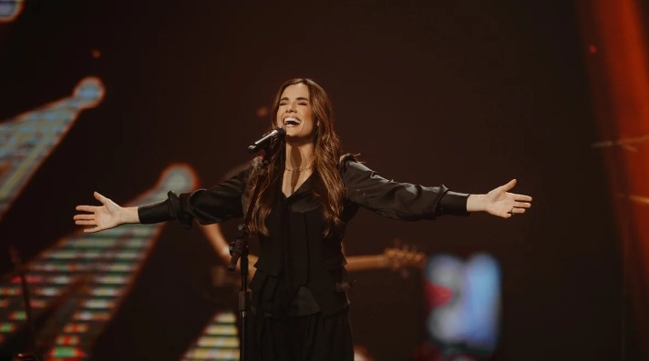 Cantora gospel desmaia durante show em Goiás