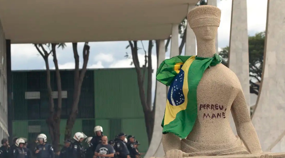 Maioria do STF torna ré mulher acusada de escrever ‘Perdeu, mané' em estátua 