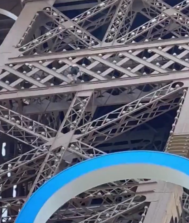 Homem escala Torre Eiffel e é preso