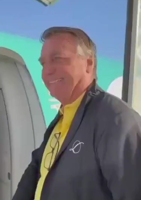 Bolsonaro é ovacionado em voo saindo de Brasília