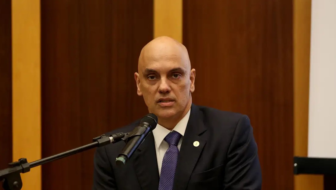 Moraes usou TSE para monitorar redes de Eduardo Bolsonaro e Zambelli