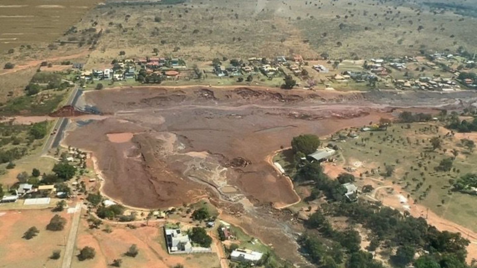 Represa rompe e invade casas em condomínio no Mato Grosso do Sul