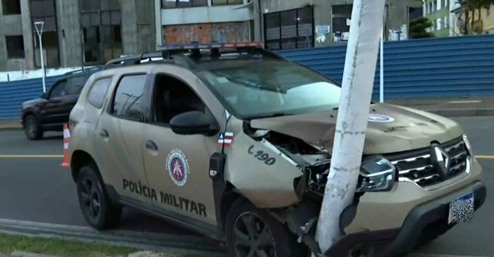 Viatura bate em poste na Barra, em Salvador