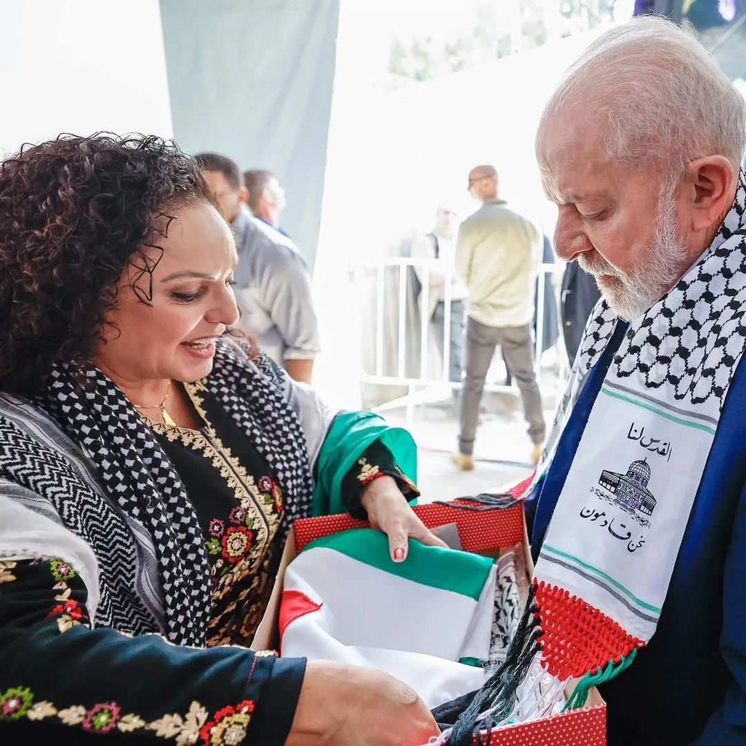 Lula se encontra com grupo pró-palestina e veste lenço com frase “Jerusalém é nossa”