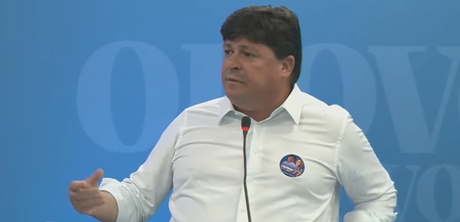 “Chupa para ver se sai leite”, diz candidato em debate em Fortaleza