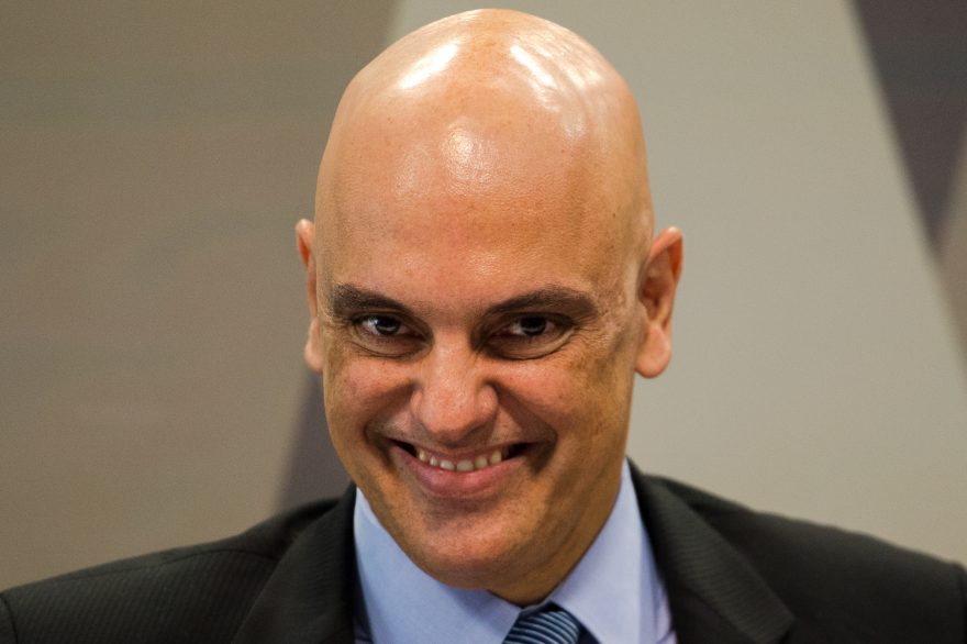 Alexandre de Moraes bloqueia recursos financeiros da Starlink