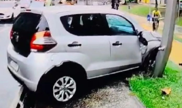 Carro bate em poste na Avenida Centenário, em Salvador