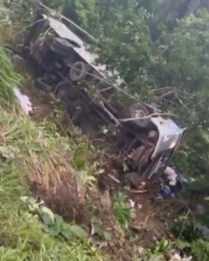 Ônibus cai na ribanceira em São Sebastião do Passé 