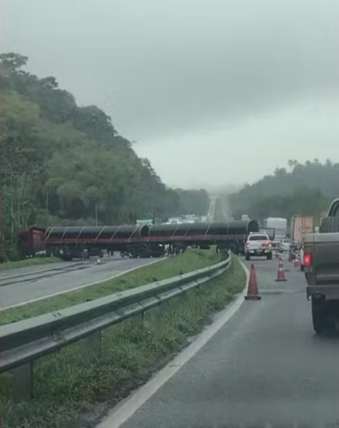 Motorista perde controle e carreta bitrem fica atravessada na BR-324