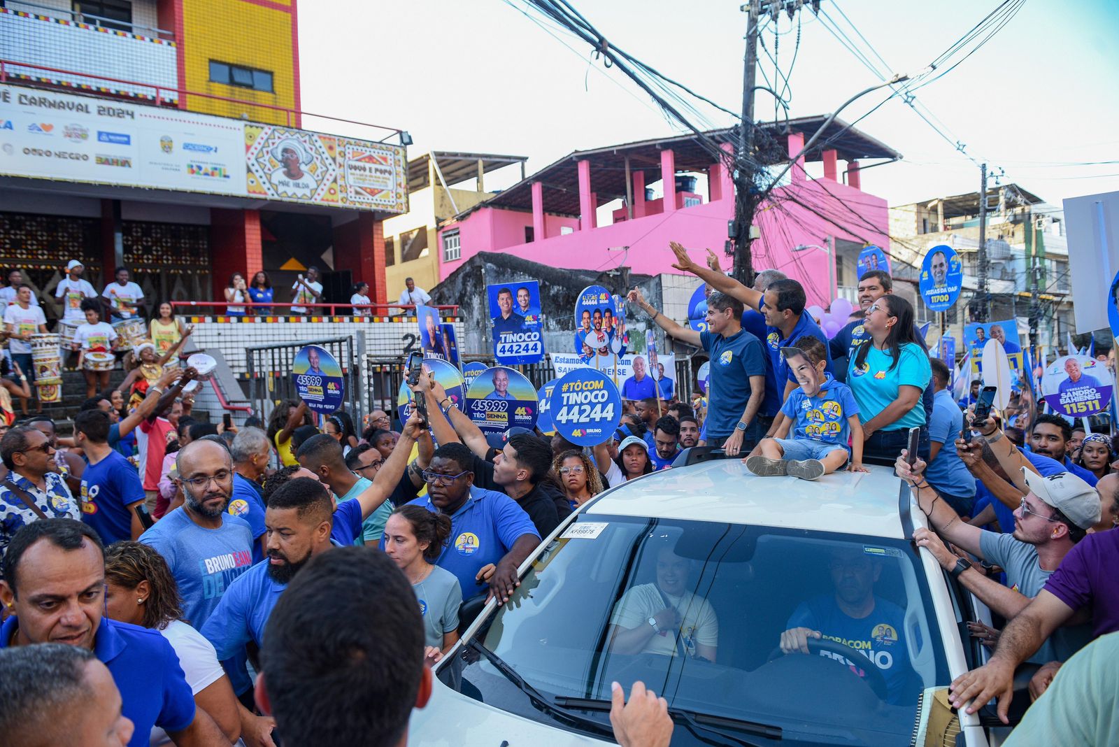 Bruno Reis faz caminhada histórica na região da Liberdade: “Muito lindo o azul tomando conta das ruas”