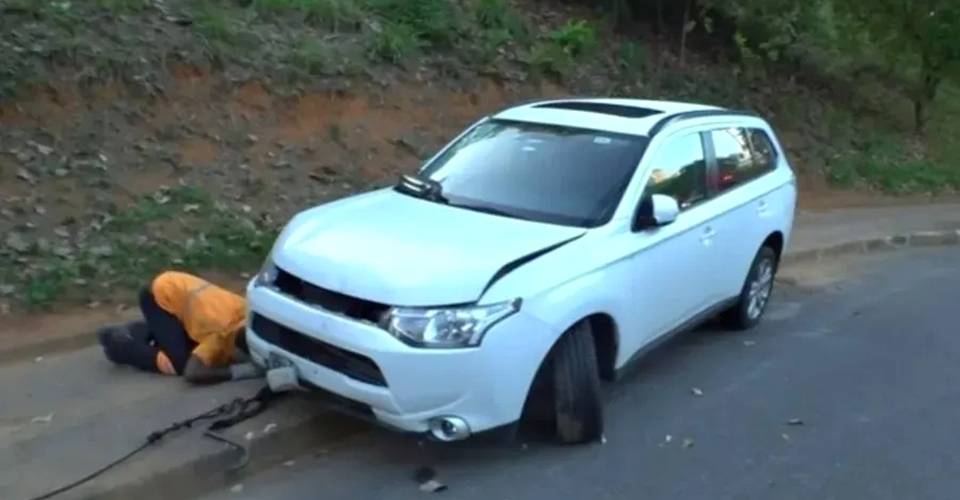 Mulher reage e arrasta assaltantes por dois metros no Itaigara