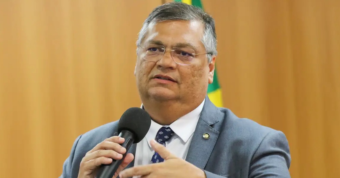 Flávio Dino manda PF concluir inquérito sobre propina a Renan no Postalis