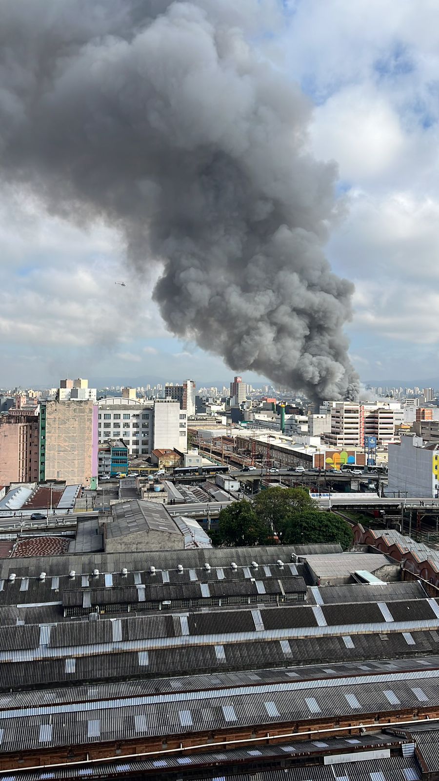 Incêndio atinge shopping no Brás, em SP