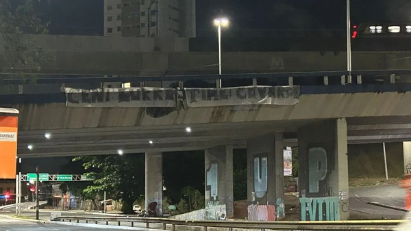 Torcedores do Bahia protestam contra Rogério Ceni e penduram boneco e faixa em viaduto